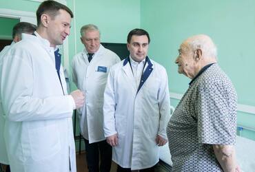 Глава Реутова поздравил ветерана «НПО машиностроения» с наступающим Днём космонавтики