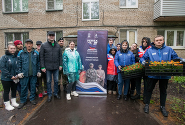 В Реутове у дома ветерана ВОВ высадили цветы и кустарники