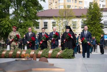 В Реутове возложили цветы к Вечному огню в честь Дня Великой Победы