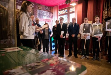 Потомки бойцов 53 мотоциклетного полка передали книгу воспоминаний в музей школы Реутова