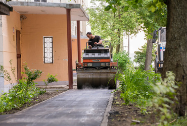В Реутове асфальтируют дворы