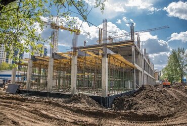 В Реутове проверили ход строительства стадиона «Старт»