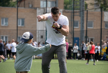 Известный боксер Алексей Папин провел зарядку для реутовчан