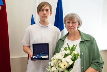 Глава Реутова Филипп Науменко вручил ребенку‑сироте ключи от квартиры