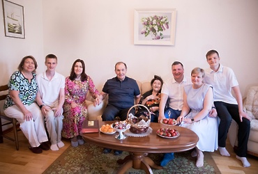 Более 100 лет любви и верности на всех: в Реутове поздравили с праздником семью ветерана