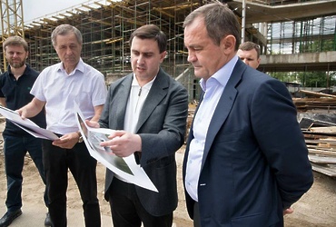 В Реутове проверили строительство Академии вратарского мастерства и новой спортплощадки