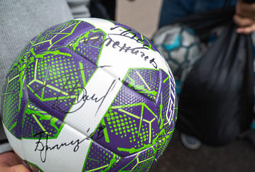 Активисты Реутова передали футбольные мячи спортивной школе Донецка