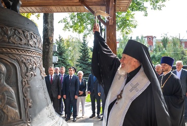 В Реутове освятили восстановленный памятник колоколу – главному символу города