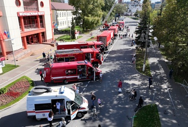 В Реутове спасатели МЧС организовали выставку техники на Дне города
