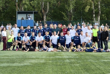 Гала‑матч звёзд футбола и молодого поколения спортсменов завершился ничьёй в Реутове