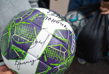 Юные футболисты Донецка получили мячи в подарок от реутовских активистов