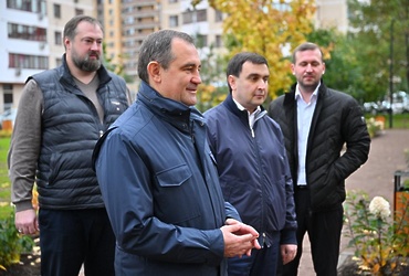 Председатель Мособлдумы оценил благоустройство сквера в Реутове