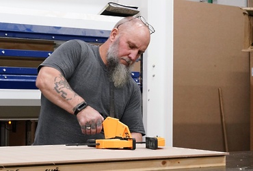 Для ветеранов СВО в Реутове прошла экскурсия на производство