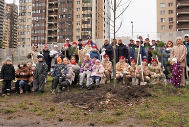 В Реутове высадили более 20 деревьев в рамках экоакции