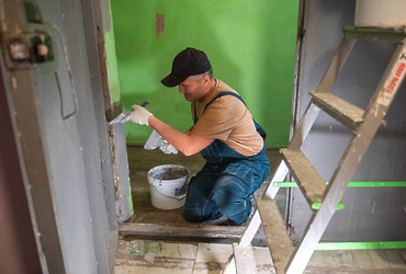 В Реутове обновляют подъезды в десятках многоквартирных домов