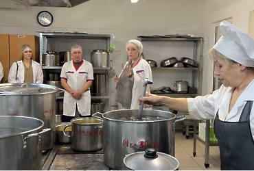 В Реутове для родителей дошкольников провели экскурсию на пищеблок детсада