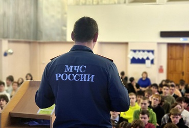 Спасатели Реутова рассказали студентам о правилах безопасности зимой