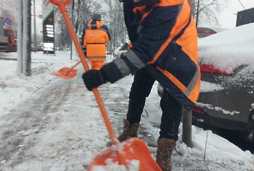 Реутов встретил первый снегопад: на дорогах работает спецтехника