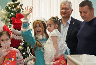 Реутовские депутаты поздравили детей в инфекционном отделении